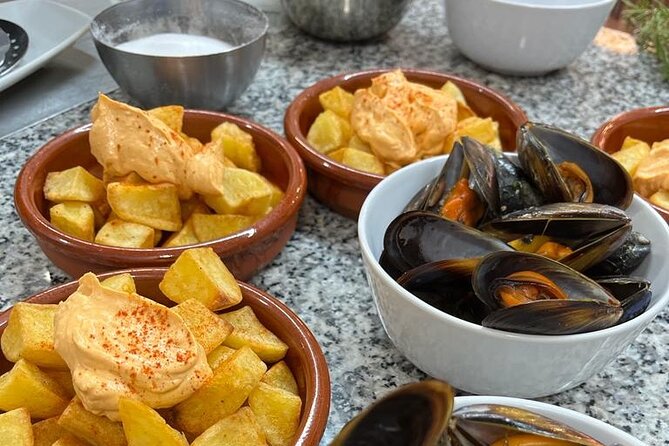 Valencian paella cooking class, tapas and visit to Ruzafa market. - What happens when it’s time to eat: salad, wine, dessert, coffee