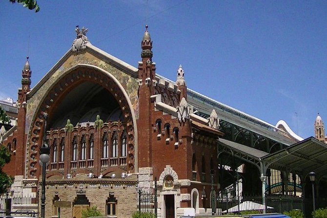 Walking in Valencia - Estacio del Nord mosaics: where the tour sets its visual theme