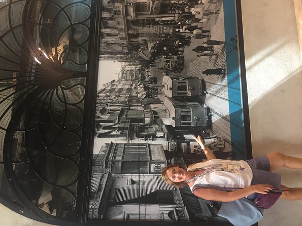 Walking tour through the old town with a Dutch-speaking city guide - Stop 1: La Lonja de la Seda and why the silk halls are a smart centerpiece