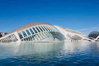 Zoom Through Valencia: Top 25 Hotspots on E-Scooters